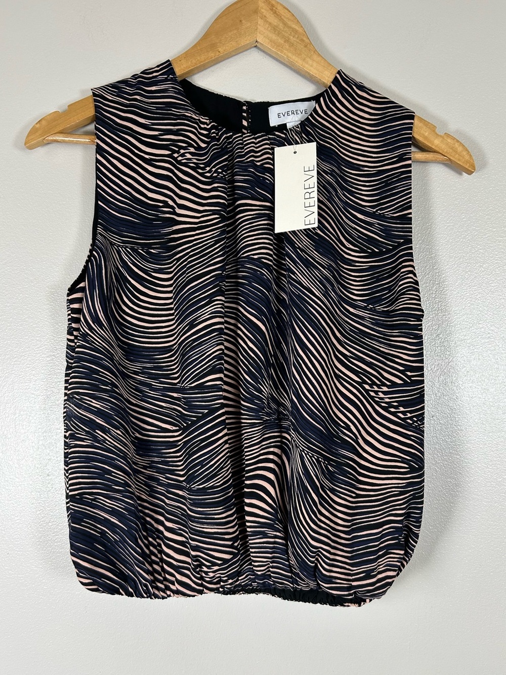 Evereve Women's Navy and Blush Sleeveless Printed Isabella Bubble Top